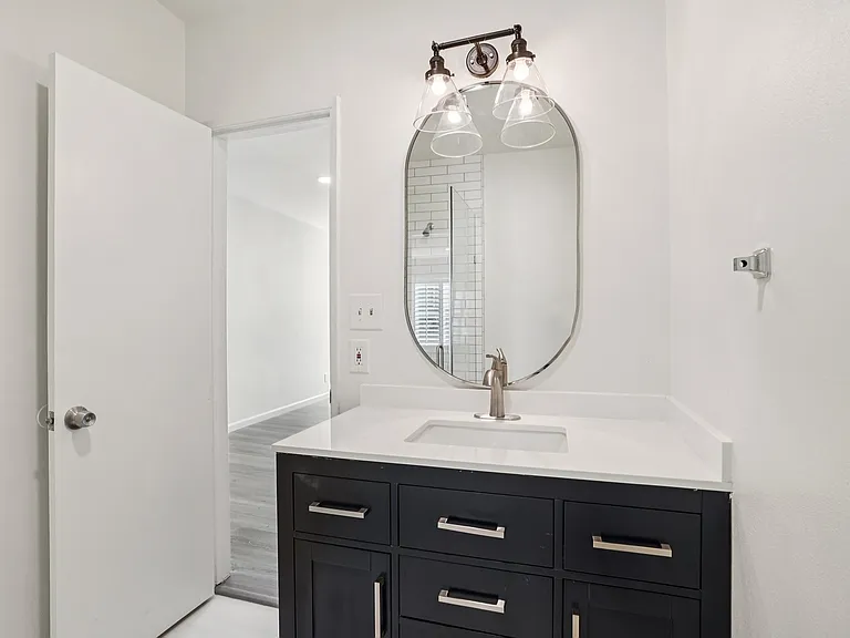 Willis Apartments — Photo 12