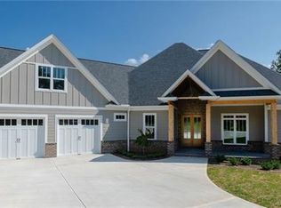 131 N Shore Dr, Hickory, NC 28601