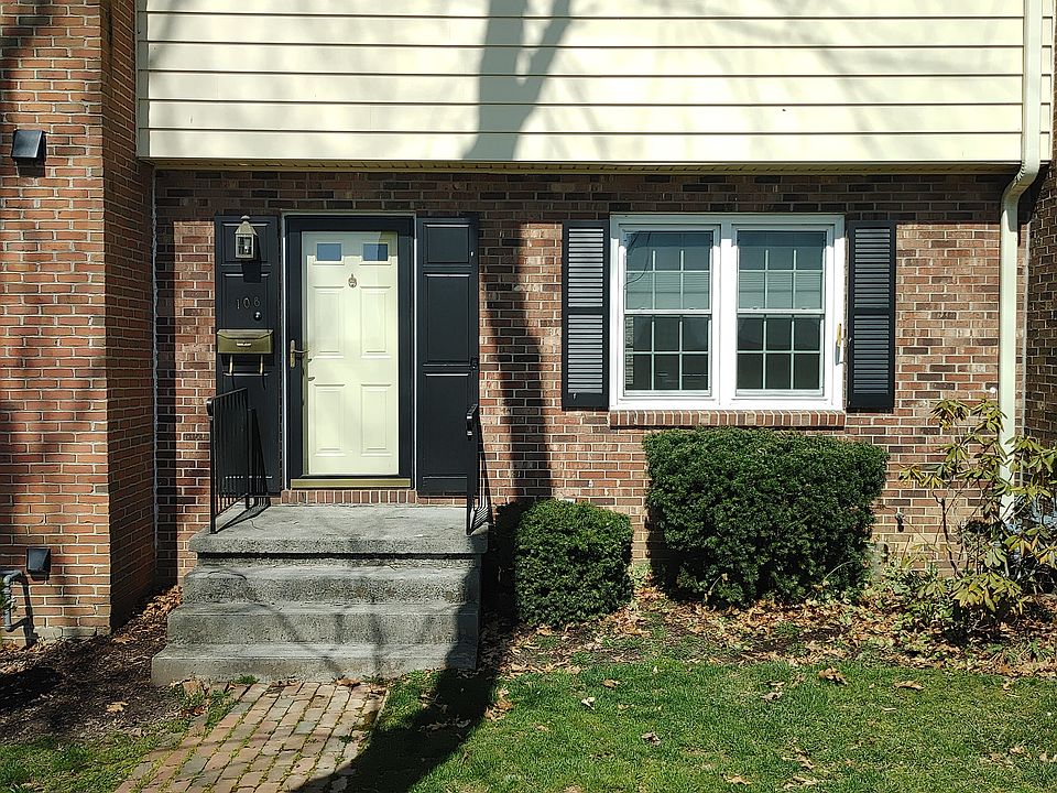 1st image of 108 Yorkshire Ct
