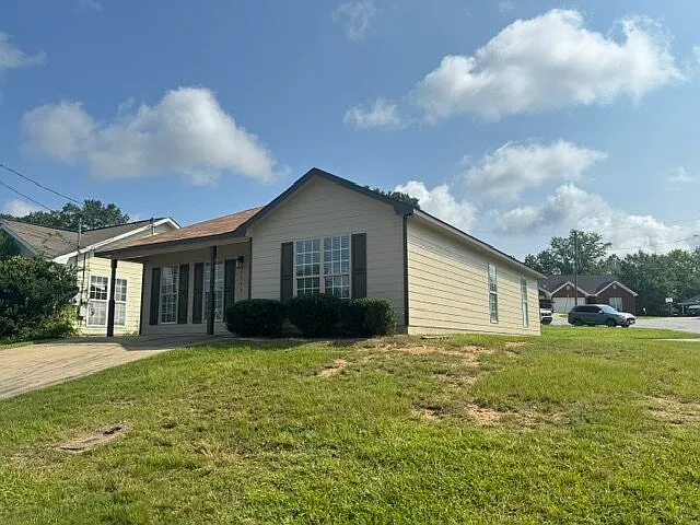 2208 Summerwind Dr — Photo 2