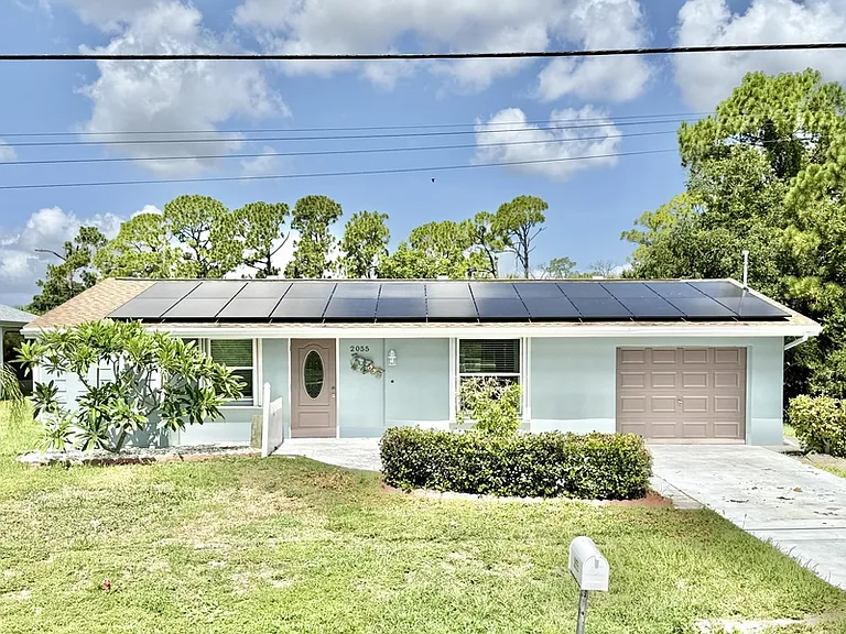 2055 Hyatt Dr — Photo 2