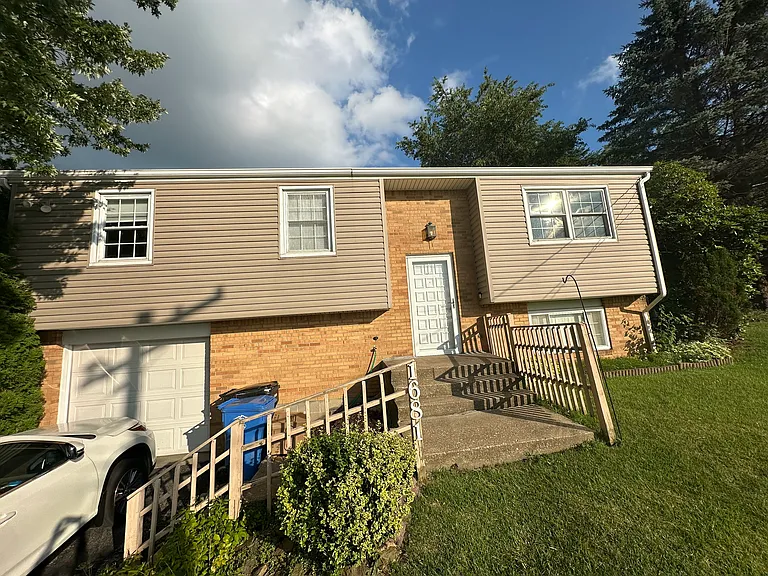 1681 Morris Ave — Photo 12