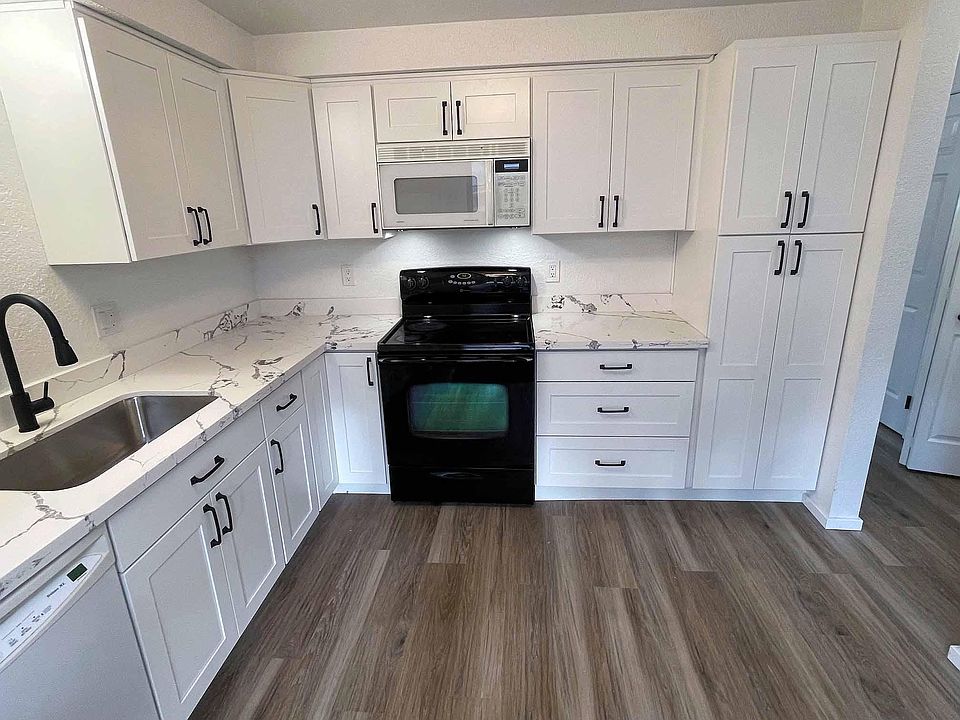 Kitchen - new cabinets and quartz counter