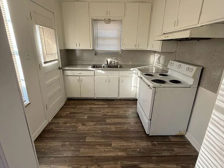 4401 N Rockwell Ave — Photo 11