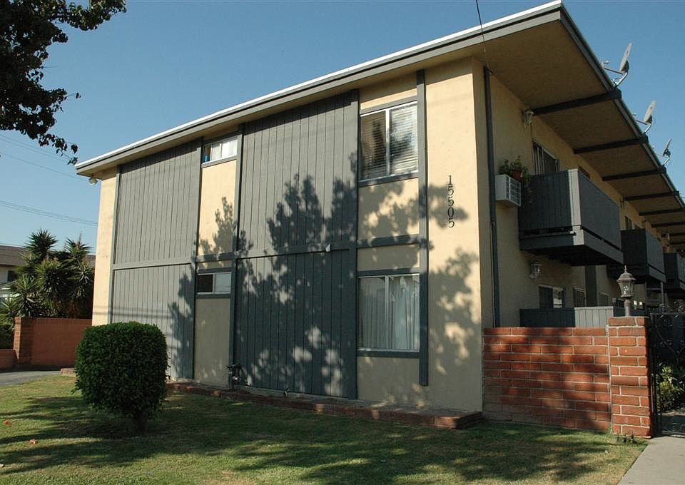 Sharp 15 unit building