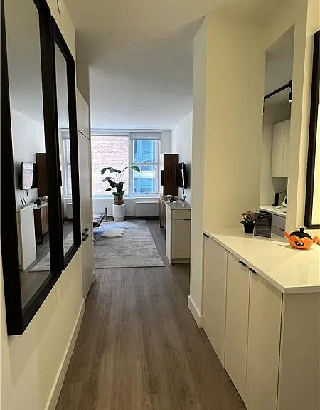 127 E Chestnut St #8W — Photo 3