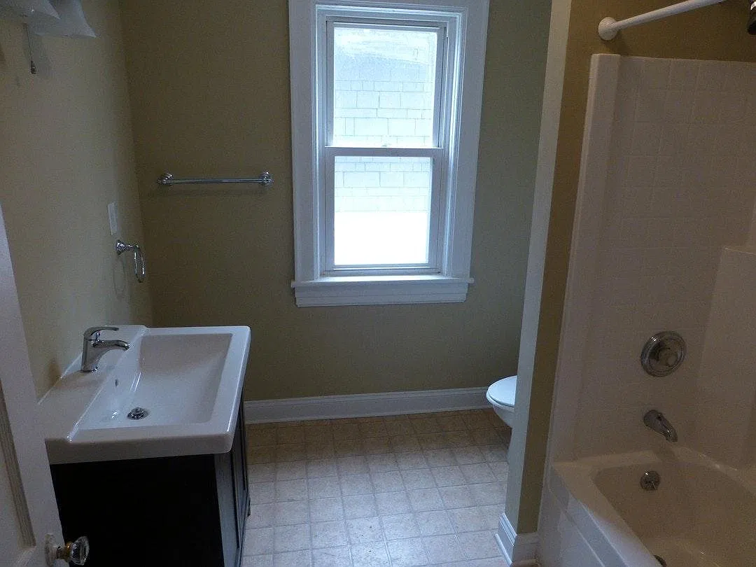 3 bed, 1250 sqft, $1,295 — Photo 2