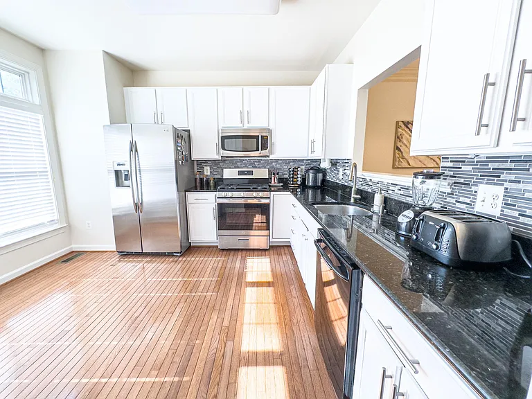 2029 Ashleigh Woods Ct — Photo 12