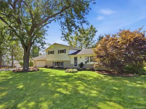 3642 Hi Lure Dr, Lake Orion, MI 48360