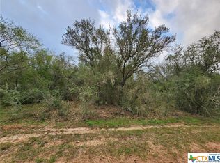 999 Jank Ln, Goliad, TX 77963