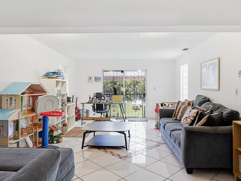 1324 Lenox Ave — Photo 14