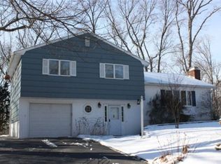 7 Ferry View Dr, Gales Ferry, CT 06335