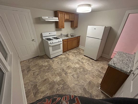 3rd image of 701 W 2nd St Floor 2