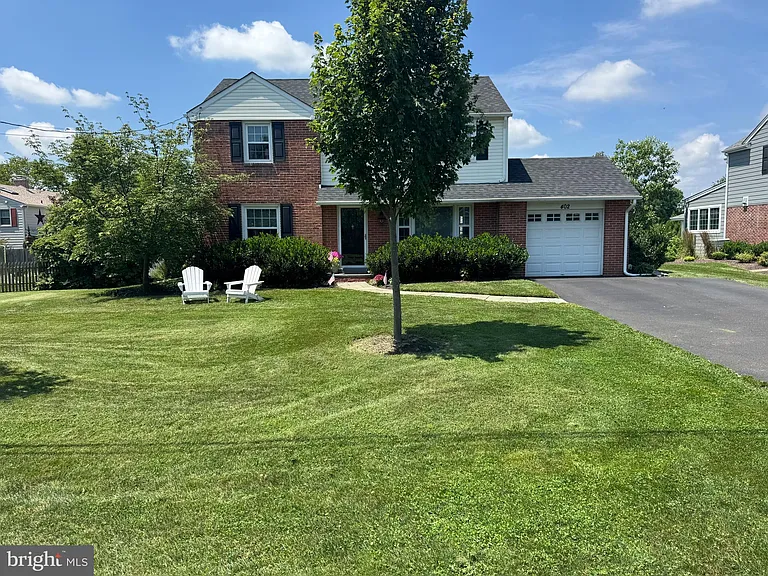 402 Elliger Ave — Photo 1
