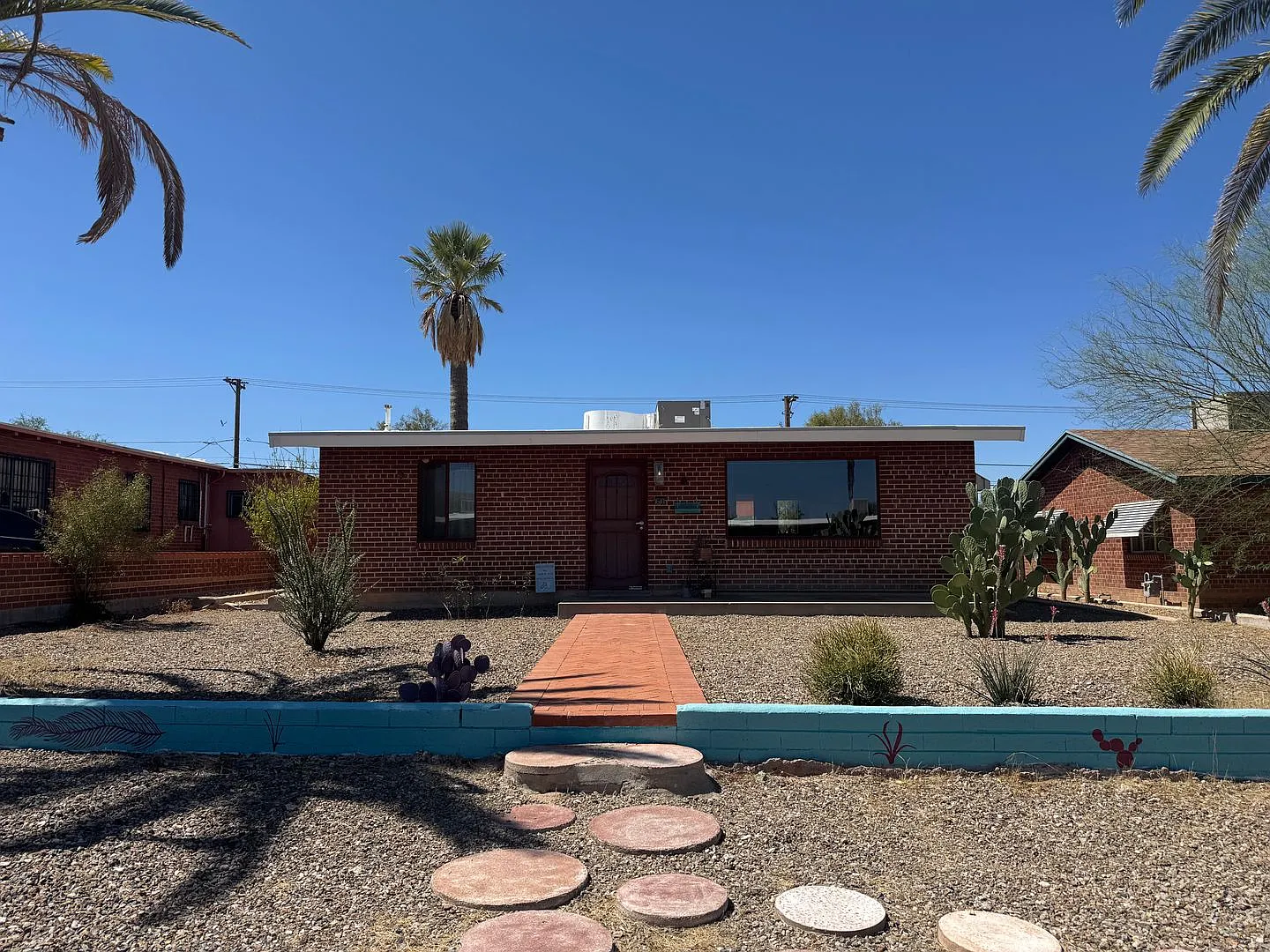 All Utilities Included Colorful & Eclectic 2 Bed / 1 Bath Home Near U Of A — Photo 1