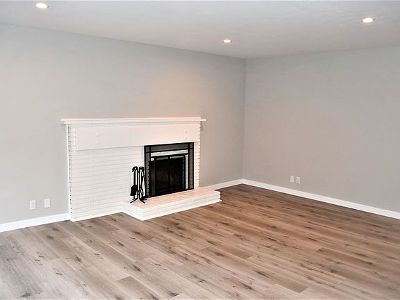 2nd image of 214 Villa Garden Dr #204C