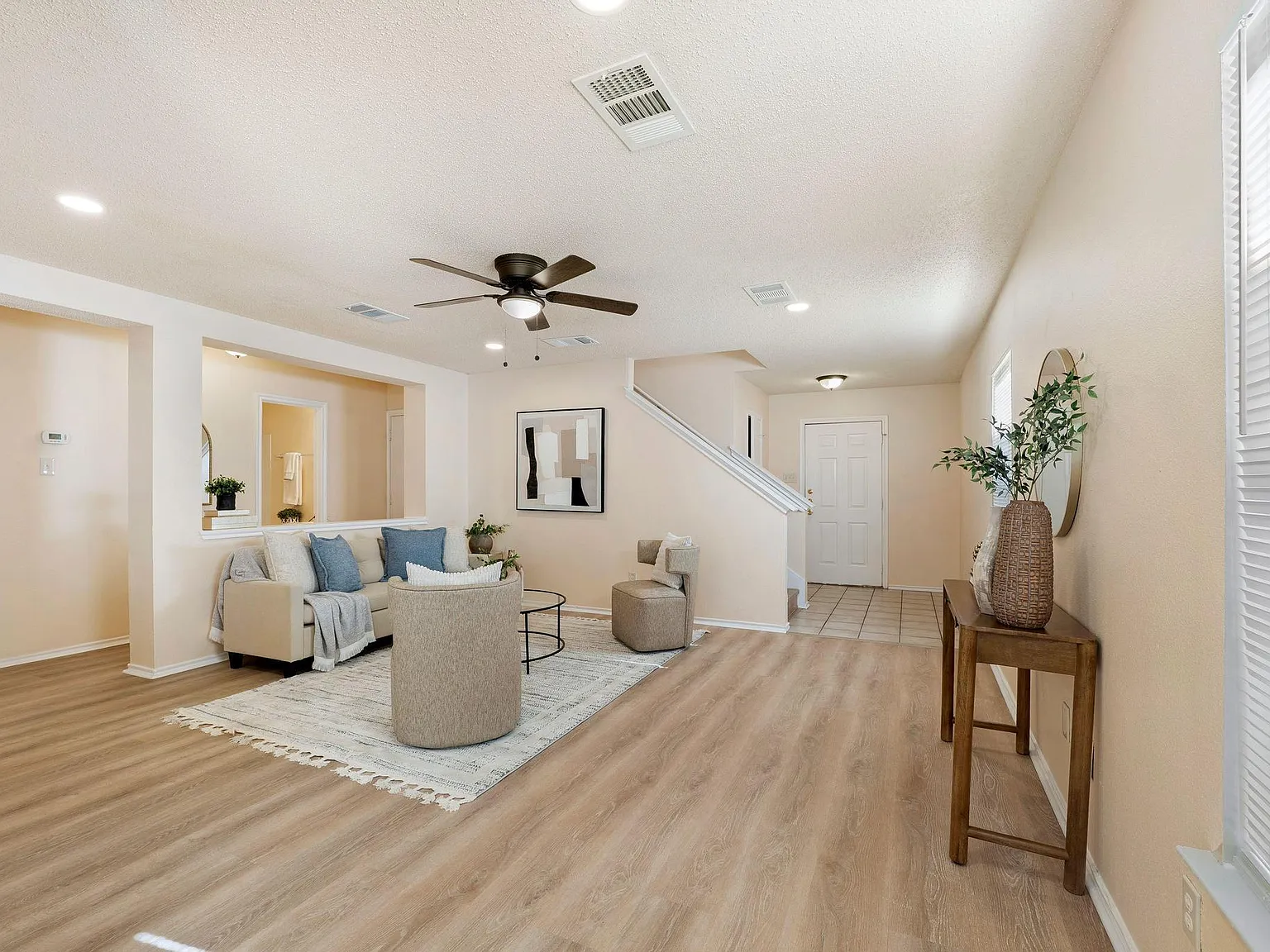 4 bed, 2.0 bath, 2098 sqft, $2,100 — Photo 4