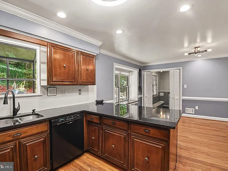 2029 Farragut Dr — Photo 5