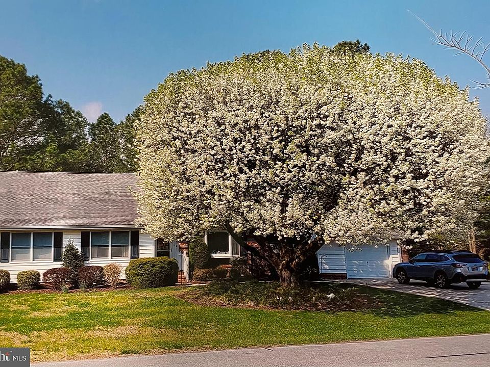 1st image of 27 Manor Dr