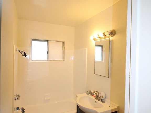 4th image of 1338 N Detroit St APT 1