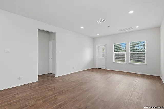 4 bed, 2.5 bath, 2302 sqft, $2,300 — Photo 2