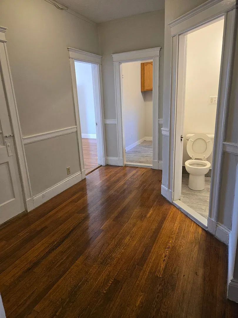 Fantastic apartment! Gleaming hardwood Packers Corner — Photo 2