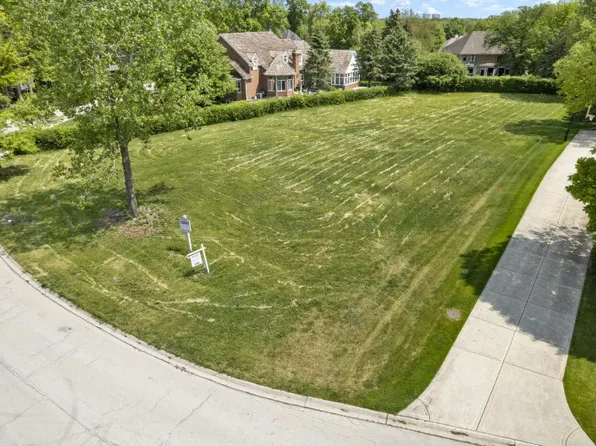 48 Muirfield Cir, Wheaton, IL 60189