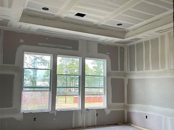 Spacious primary bedroomFeaturing high recessed ceiling , 3 large windows. Primary will have an en-suite bath with separate tub and shower . Oversized walking closet with its own island!