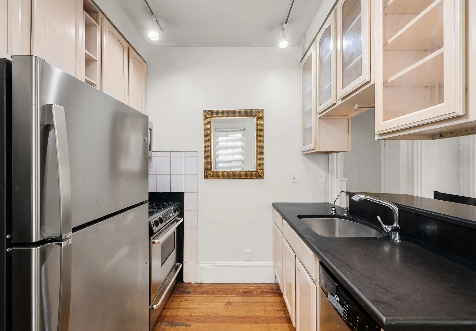 3 bed, 2.0 bath, 1175 sqft, $4,200 — Photo 3