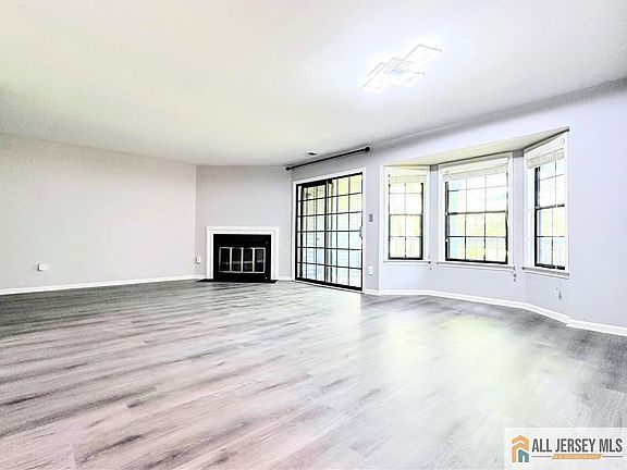 3rd image of 1211 Woodhaven Dr Unit 1211