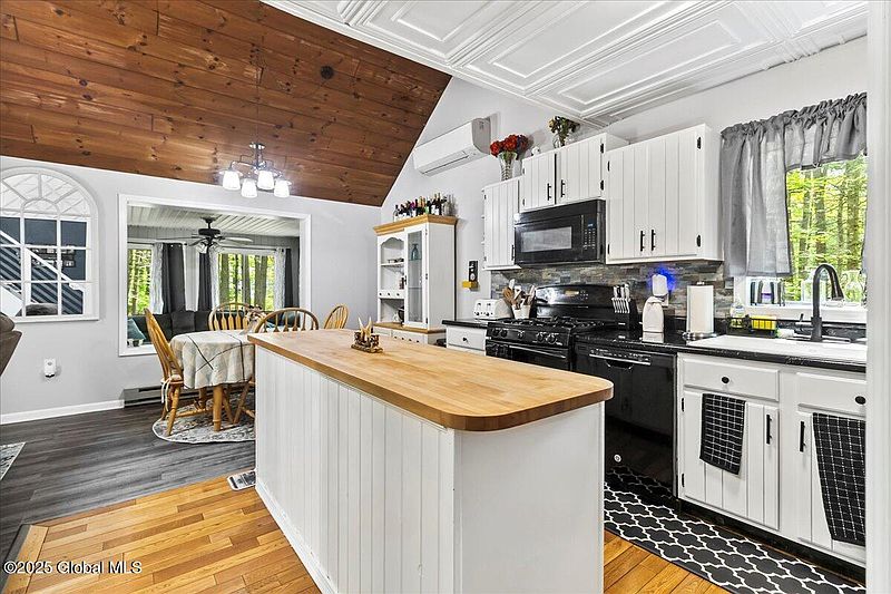 4th image of 140 Redmond Road