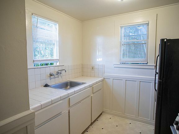 5th image of 905 E 11th St #2