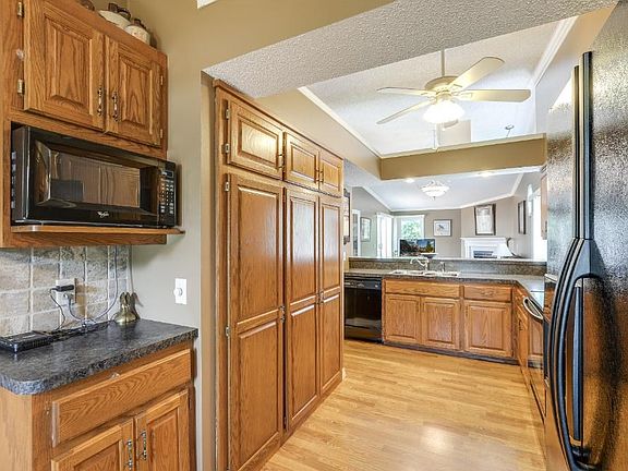 Open floor plan that is great for entertaining.