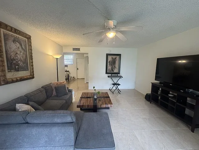 2 bed, 1040 sqft, $2,100 — Photo 2