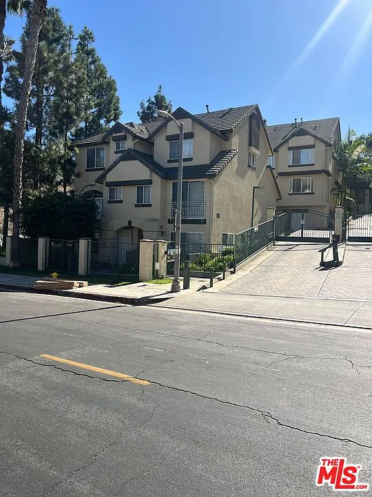 2 bed, 3.0 bath, 1151 sqft, $3,695 — Photo 3