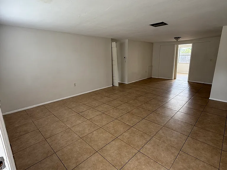 5114 Greenwood St — Photo 2