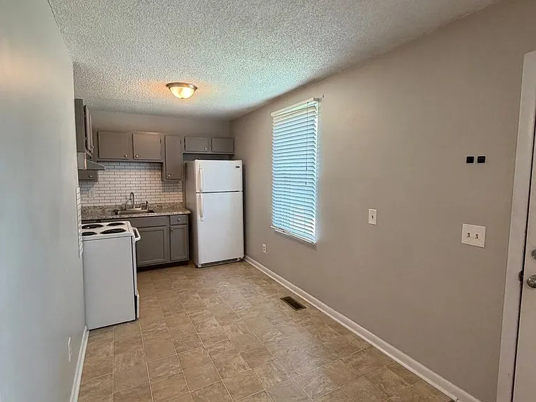 212 Jay Dr — Photo 4