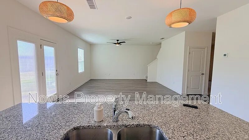 4 bed, 2.5 bath, 2132 sqft, $2,149 — Photo 3