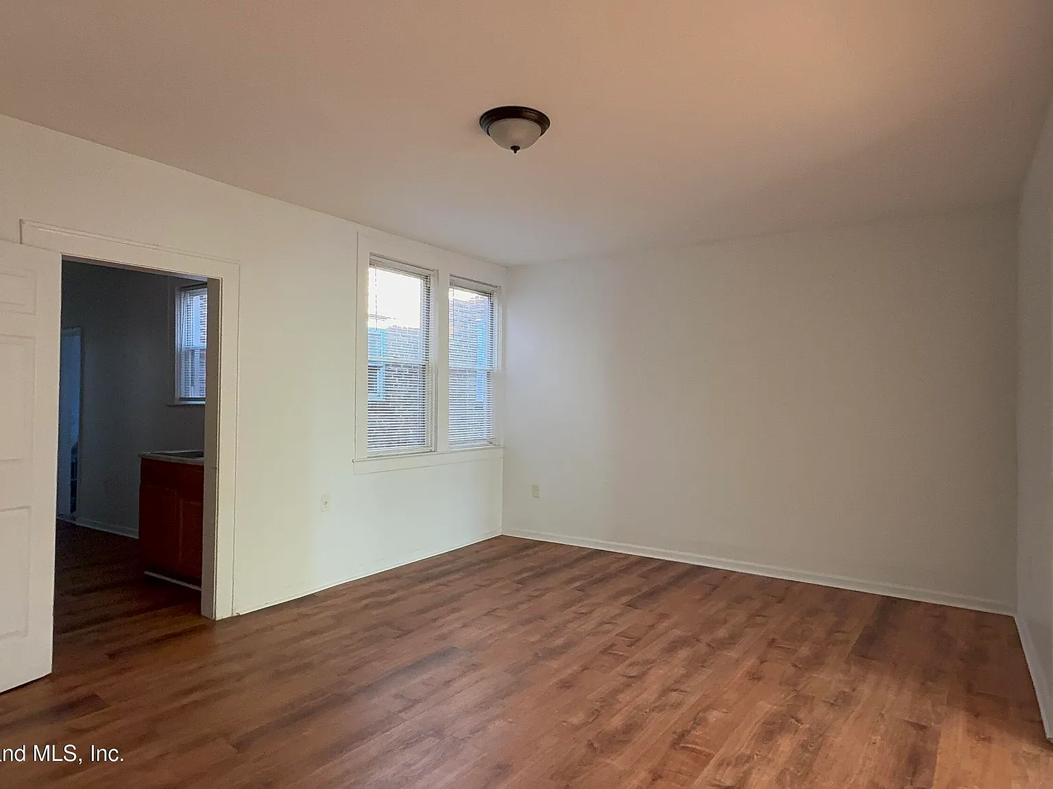 2 bed, 1.0 bath, 2016 sqft, $2,700 — Photo 2