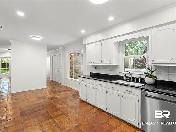 4th image of 555 Cumberland Rd E