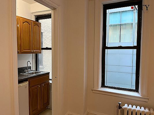 3rd image of 155 E 52nd St APT 4L