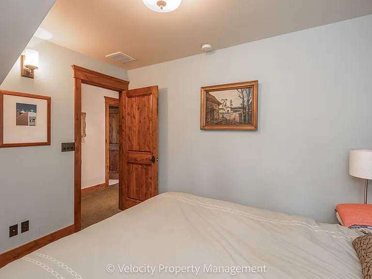 1374 NW Kingston Ave — Photo 34