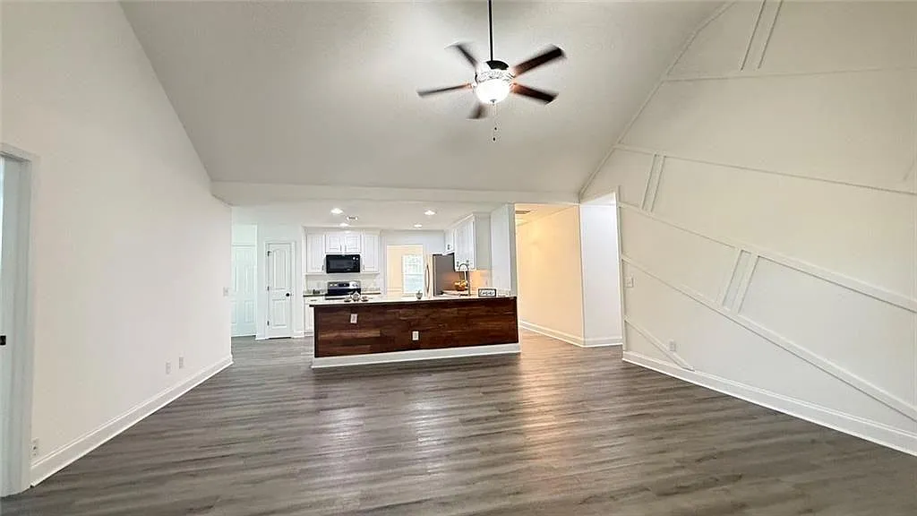 4 bed, 2.5 bath, 2269 sqft, $2,100 — Photo 4