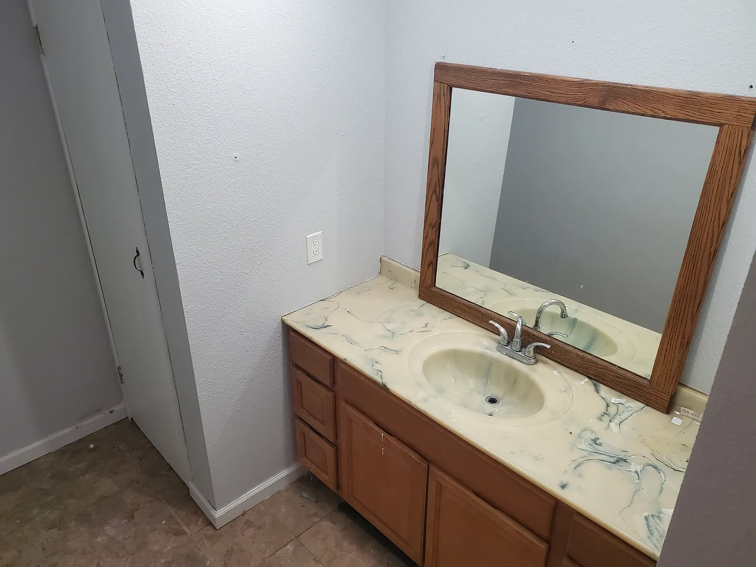 3 bed, 2000 sqft, $1,300 — Photo 2
