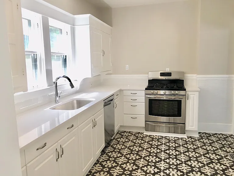 221 S Hamilton St — Photo 24
