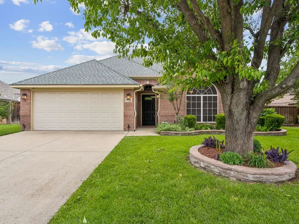 2676 Bent Tree Dr, Hurst, TX 76054