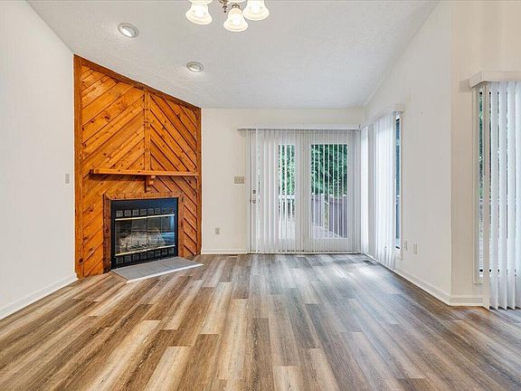 5th image of 206 Sheppard Ave