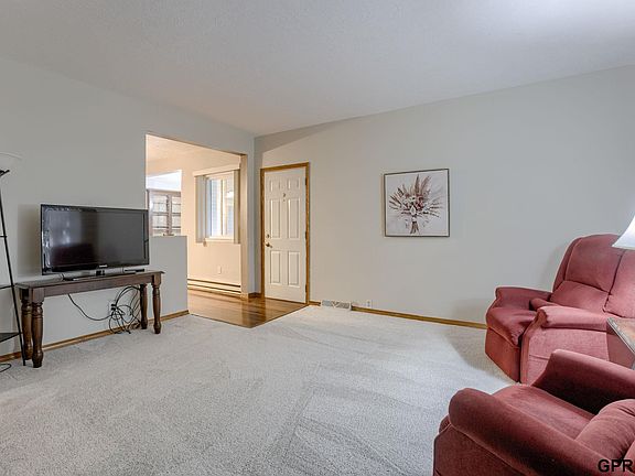5th image of 104 E Sousek Ave