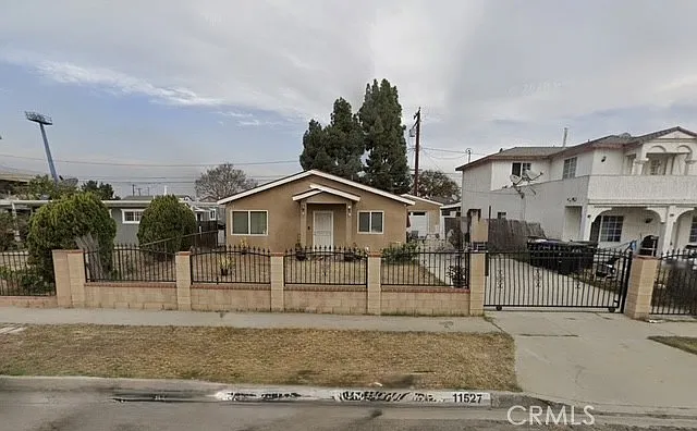 11527 College Dr — Photo 1