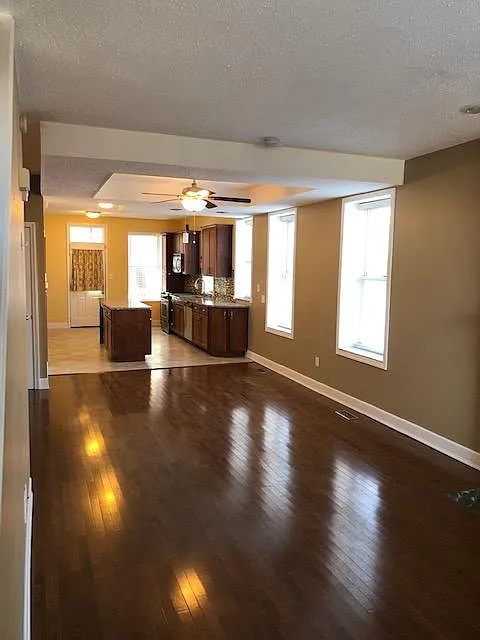 2 bed, 1.5 bath, 1400 sqft, $1,800 — Photo 3